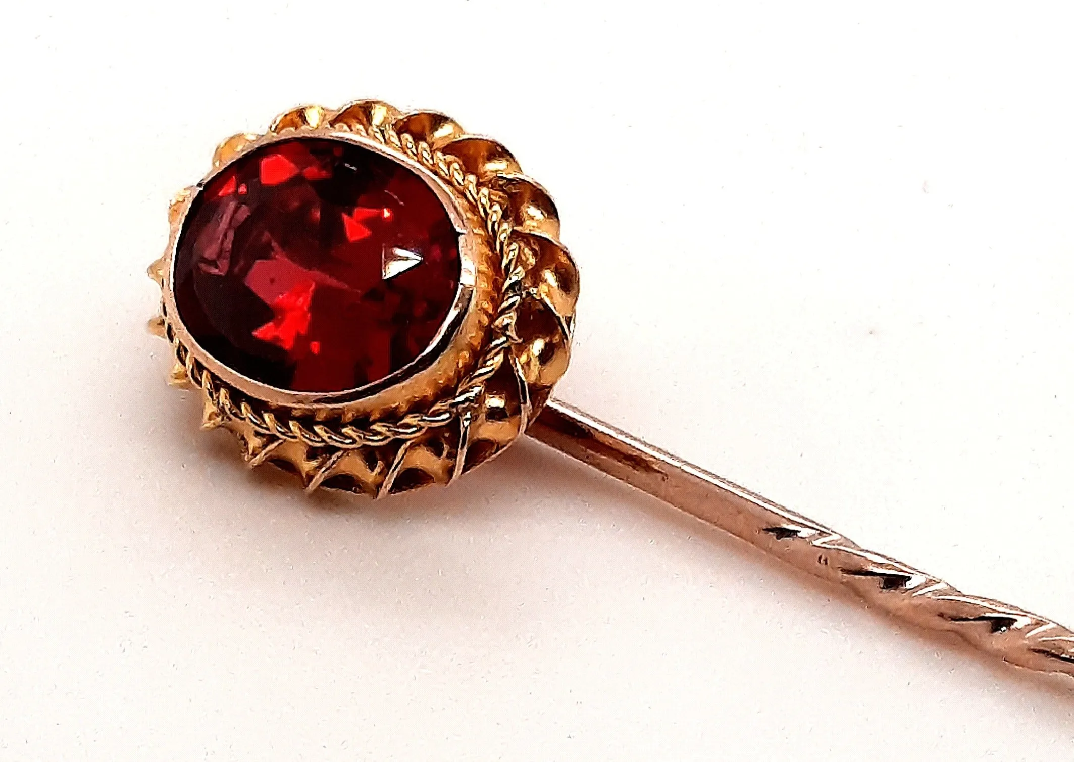 9ct Yellow Gold & Ruby Pin