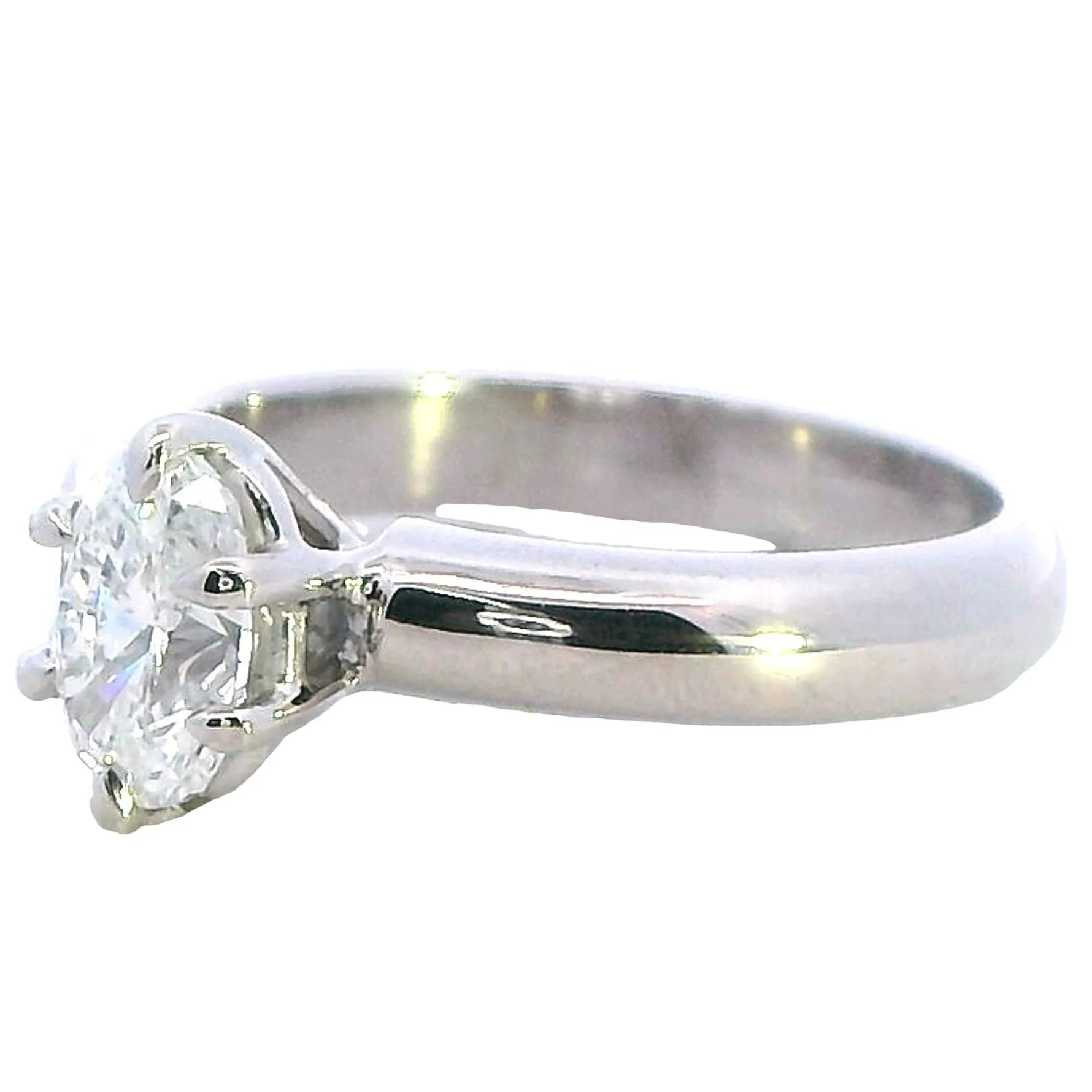 Dazzling White Gold Brilliant-Cut Diamond Ring - A Symphony of Light & Elegance