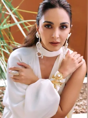 Kiara Advani In Wavy Baraque Handcuff