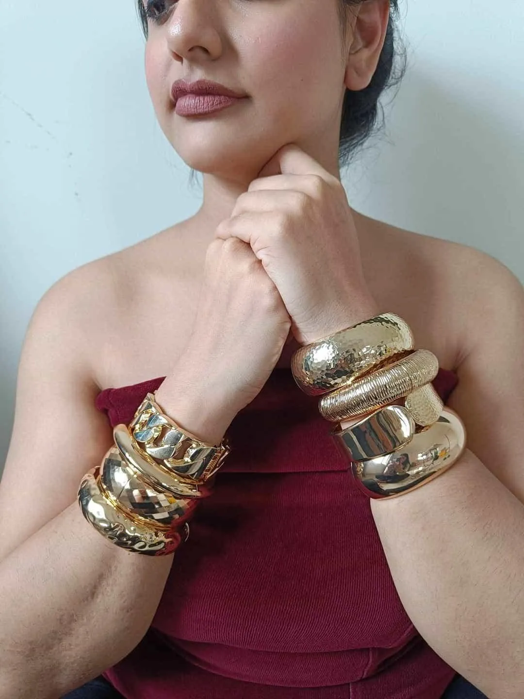 Krystle Dsouza In Linked Chain Bracelet Gold