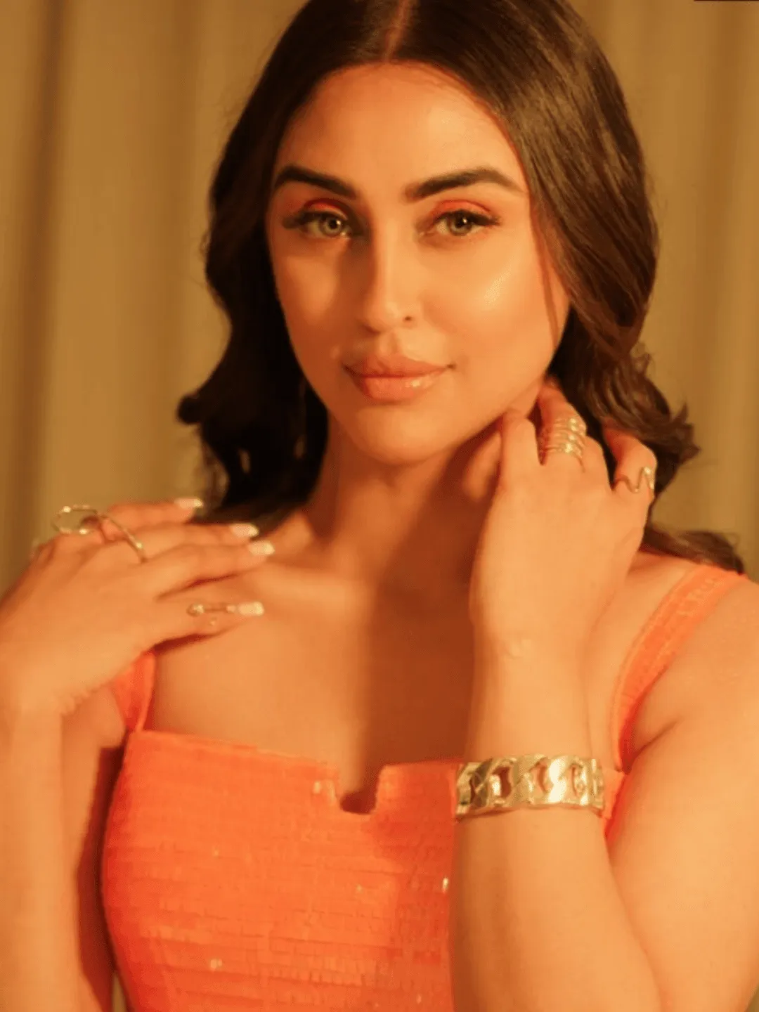 Krystle Dsouza In Linked Chain Bracelet Gold