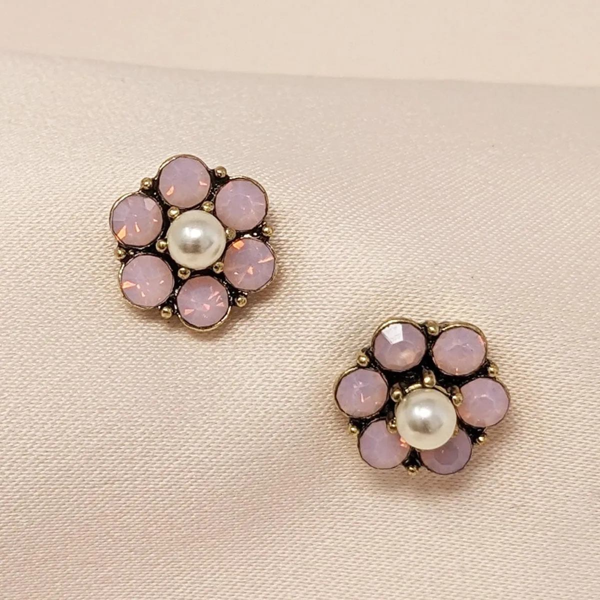 Vintage pearl stud earrings : Tiny vine pink earrings